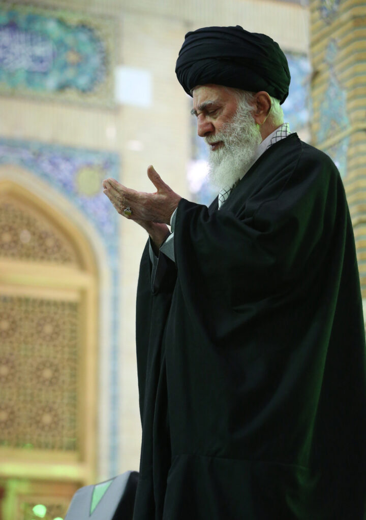 امام خامنه ای در مسجد مقدس جمکران در مجله عطف کتاب جمکران 